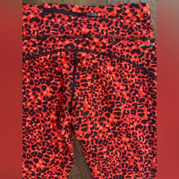 Nike women cropped  running leggings animal print Sz small - Picture 8 of 9